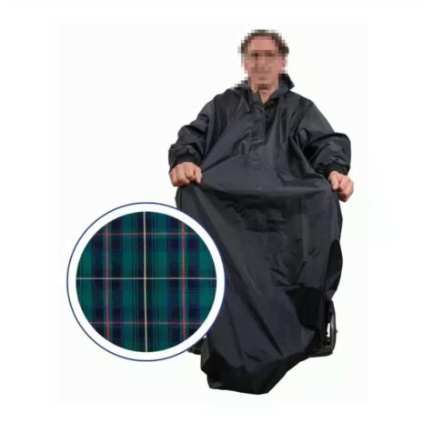 Regnponcho med ärmar och foder i mörkblå färg