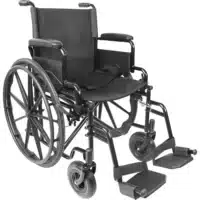 Hopfällbar manuell rullstol sitsmått 43 cm med svart sits, robust stålram och fällbara fotstöd