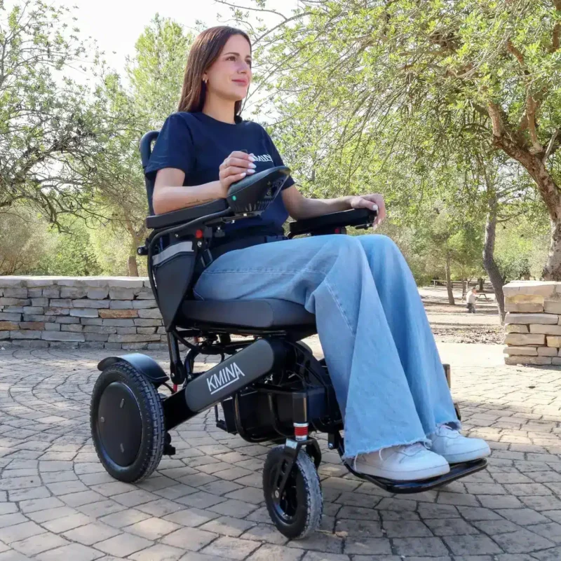 Elektrisk rullstol K10075 utomhuskörning Elektrisk rullstol K10075 i utomhusmiljö