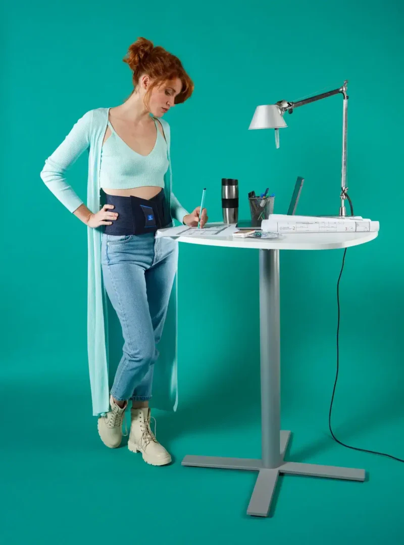 LombaSkin storlek 3 - Höjd 21 cm på modell LombaSkin storlek 3 - Höjd 21 cm ryggstöd på modell