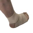 Elastisk ankelbandage i beige färg lindat runt fot och ankel