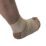 Elastisk ankelbandage i beige färg lindat runt fot och ankel