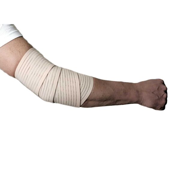 Elastisk armbågas bandage i beige som lindas runt armbågen för jämn omslutning och stabilt stöd