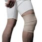 Elastisk knäbandage i beige lindat runt knäleden för jämn kompression