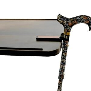 Stödklämma för käpp och krycka monterad på käpp mot bordskant