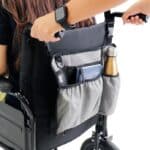 Väska för rullstol monterad bakom rullstol under användning