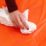 Glidlakan i orange polyester med slät yta och låg friktion