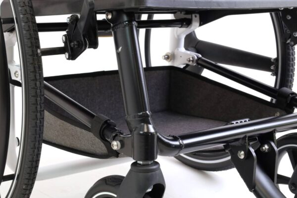 Rullstol PRO vit detalj av ram och förvaringsutrymme under sits Rullstol PRO vit detalj av ram och förvaringsutrymme under sits