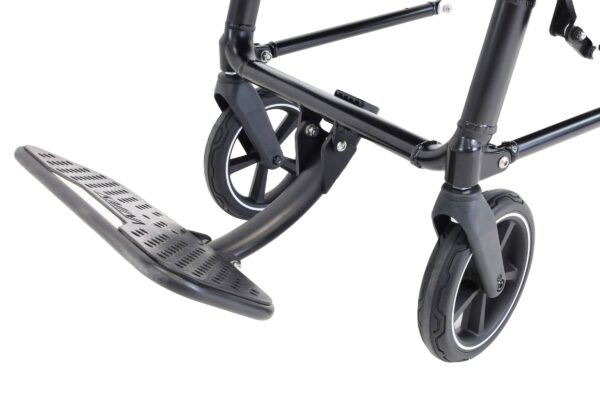 Rullstol PRO vit framhjul och fotplattform detalj Rullstol PRO vit framhjul och fotplattform detalj