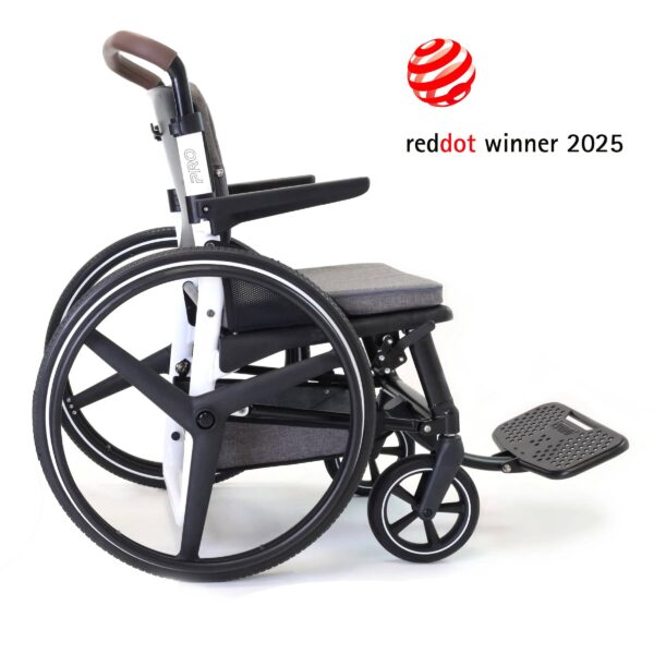Rullstol PRO vit med fotplattform och Red Dot Design Award 2025 märkning Rullstol PRO vit med fotplattform och Red Dot Design Award 2025 märkning