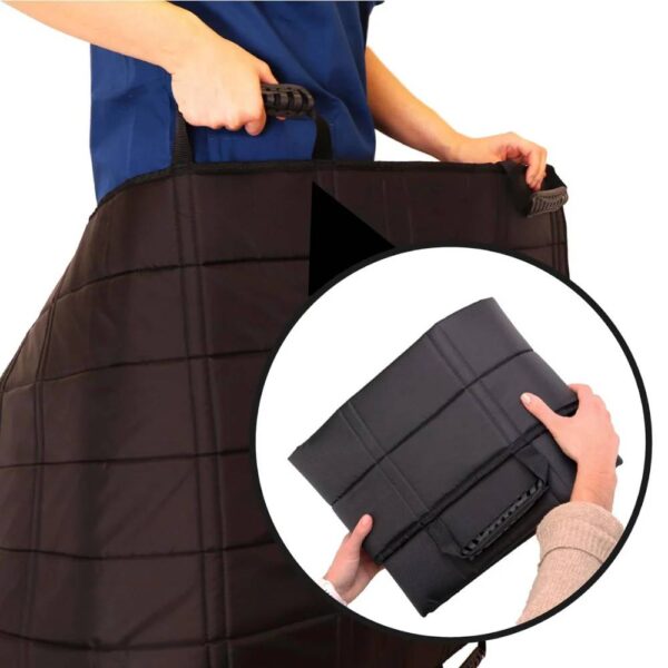 Transfereringslakan med 6 handtag i svart färg vikt och hållen i händer Transfereringslakan med 6 handtag i svart färg vikt och hållen i händer