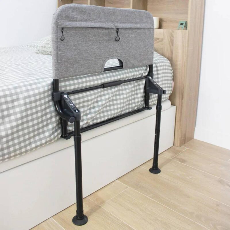 Sänggrind fällbar med ben installerad på säng för ökad säkerhet Sänggrind fällbar med ben installerad på säng för ökad säkerhet