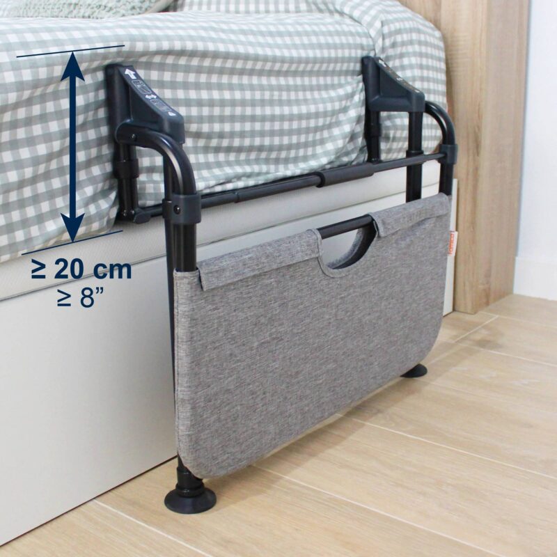 Sänggrind fällbar med ben monterad vid sängkant Sänggrind fällbar med ben monterad vid sängkant