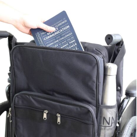 rullstolsväska svart bakmonterad med förvaring av bok rullstolsväska svart bakmonterad med förvaring av bok