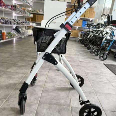 Begagnad Rullator inomhus small i bra skick, sidovy med vit aluminiumram och svarta hjul Begagnad Rullator inomhus small i bra skick, sidovy med vit aluminiumram och svarta hjul