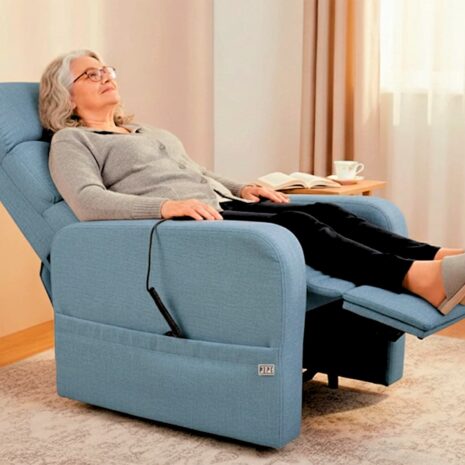 Elektrisk relaxfåtölj blå i reclinerläge med person som vilar inomhus Elektrisk relaxfåtölj blå i reclinerläge med person som vilar inomhus