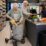 Rullator med shoppingväska och sits Rullator med grå shoppingväska i butik